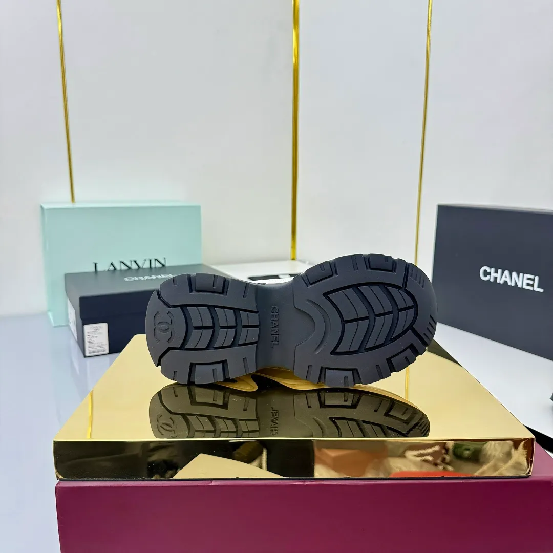 👟👟Ex-factory price 700👟👟 Chanel casual small leather shoes ~ original calfskin panda shoes Chanel 25C latest hot style panda black and white sports shoes casual sneakers small fragrance hot item classic black and white panda color coco girls must pay for it Fabric: original customized first-layer cowhide Inner: original imported breathable mesh lining Outsole: Original molded rubber + TPU combination Size: Women's 35-41